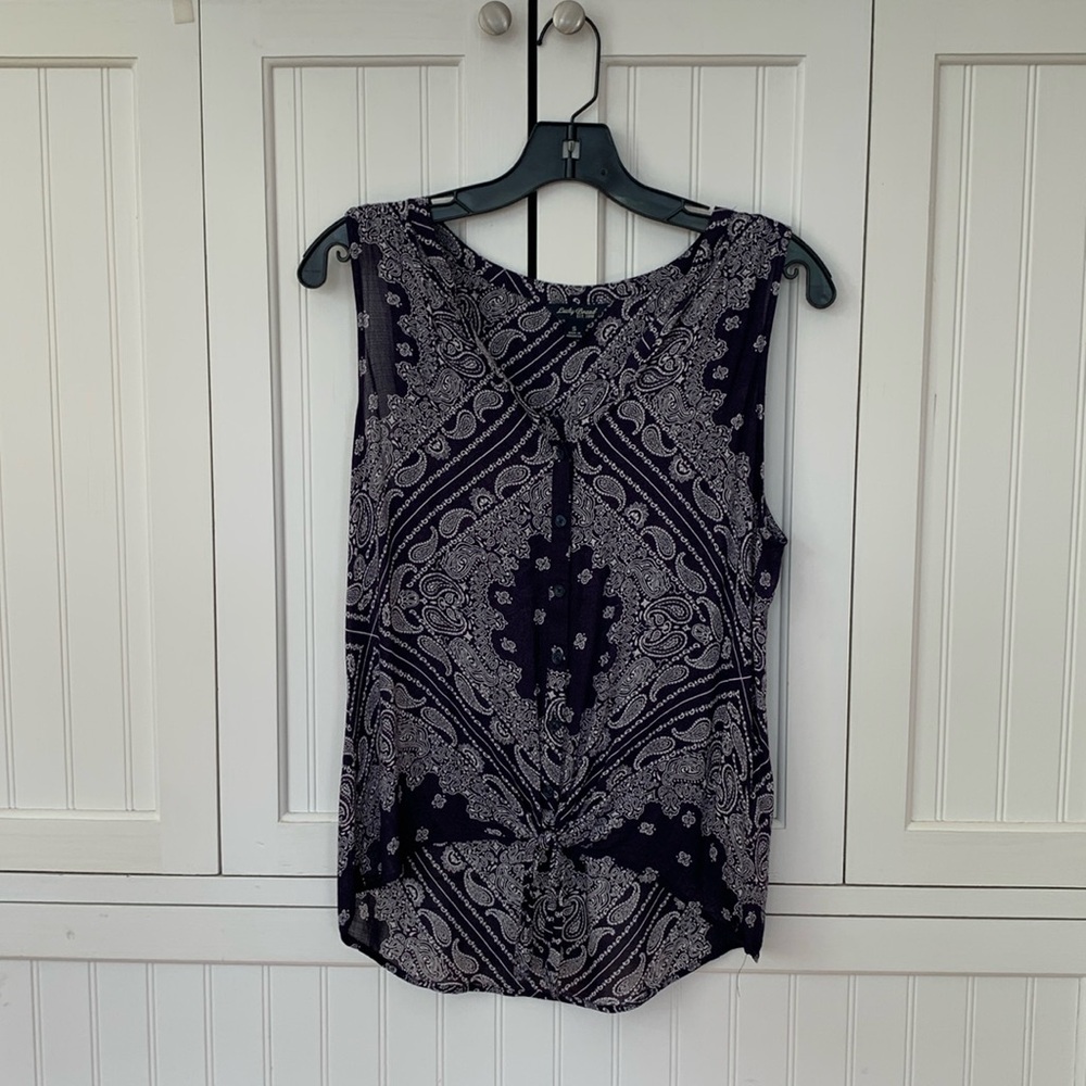 Lucky Brand navy paisley  sleeveless button front blouse